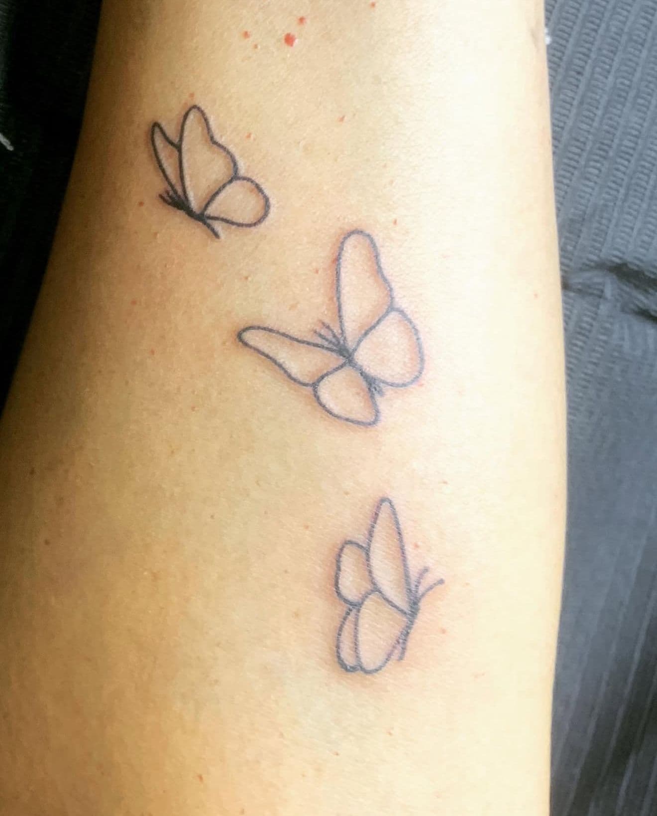 Tatuaje de una brújula y un mapa