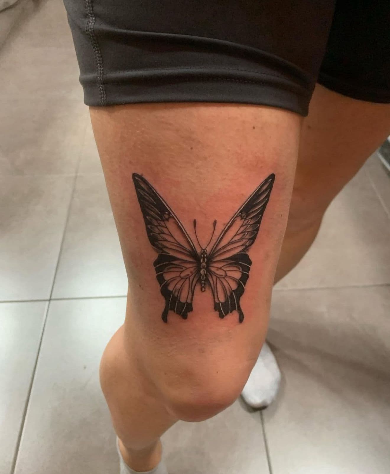 Tatuaje de un personaje de anime con pelo rojo